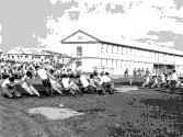 Compétition de souque à la corde entre détenus dans les années 1950